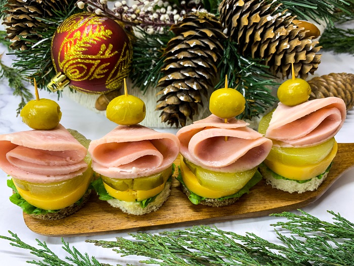 Праздничные канапе с ветчиной, сыром и соленым огурцом — к новогоднему столу