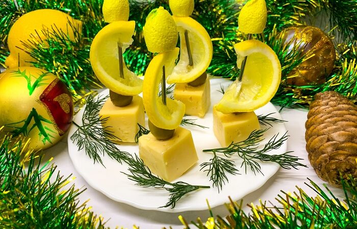 канапе с лимоном, сыром и оливками