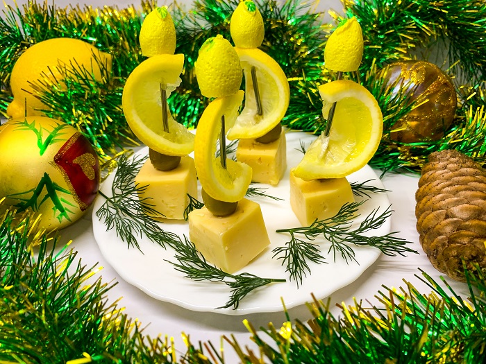 Праздничные канапе с лимоном, сыром и оливками на шпажках