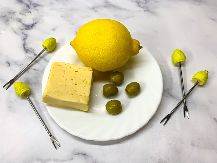 канапе с лимоном сыром и оливками