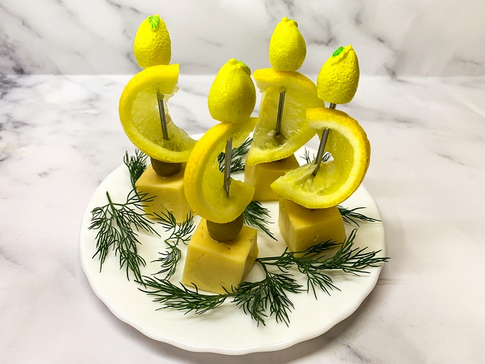канапе с лимоном, сыром и оливками
