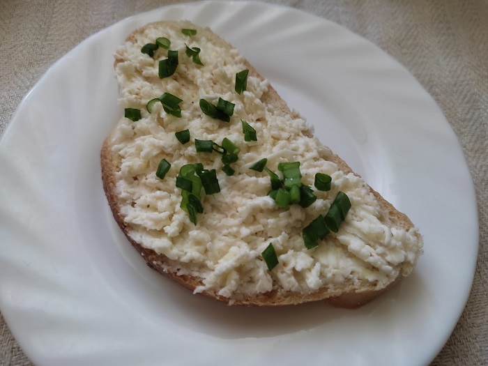 намазка на хлеб из плавленого сыра и чеснока