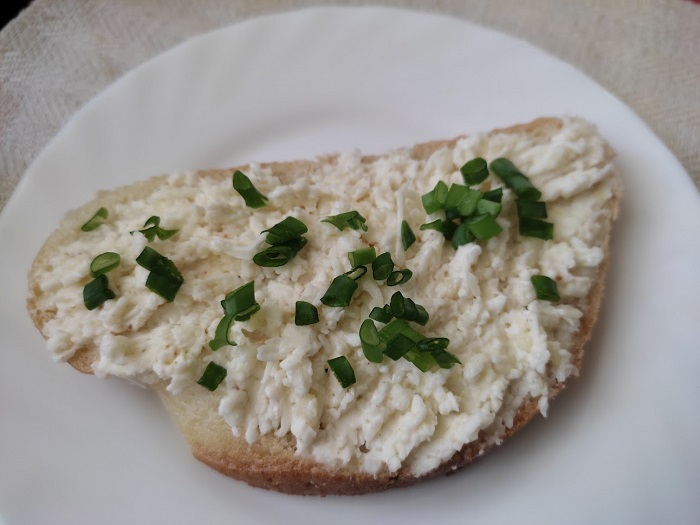 намазка на хлеб с плавленым сыром и чесноком