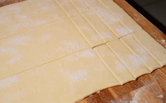 нарезаем тесто на полоски