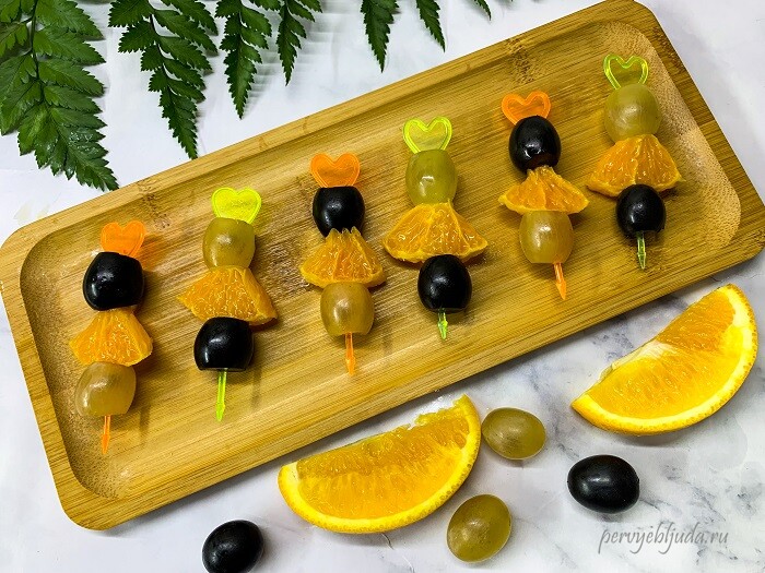 сборка фруктового канапе с виноградом и апельсином