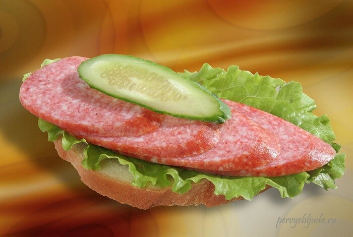 Простой бутерброд с колбасой салями и свежим огурцом — к завтраку
