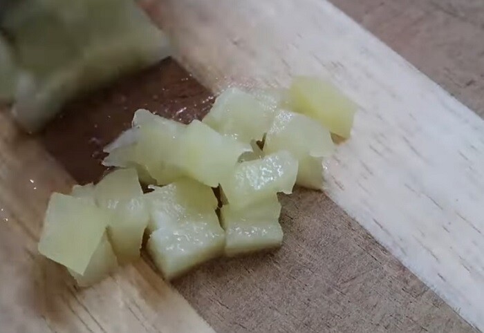 нарезаем кубиками консервированные ананасы