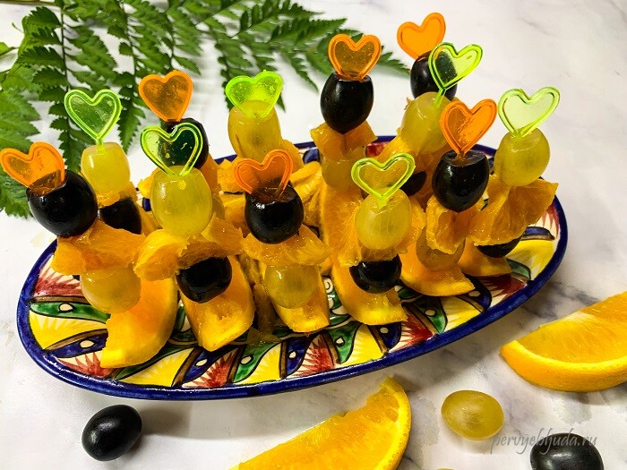 фруктовое канапе с виноградом и апельсинами