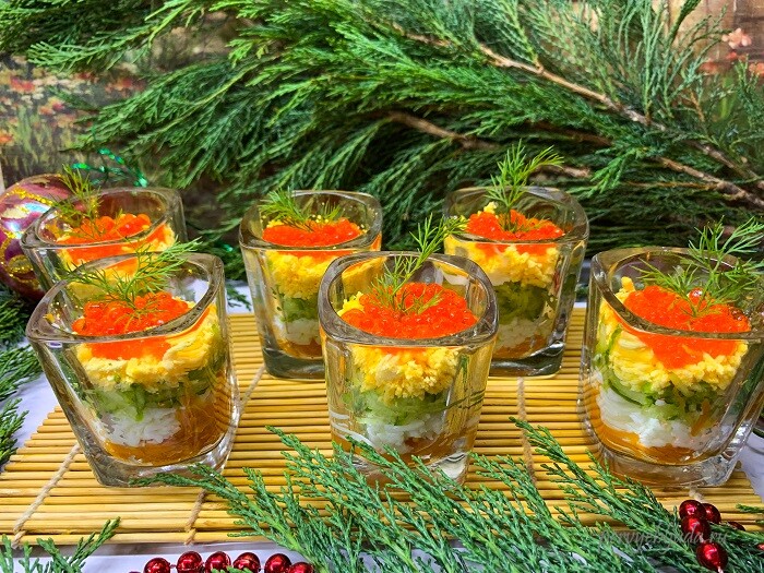 Салат в стаканчиках (веррин) — с яйцом, огурцом, морковью и красной икрой