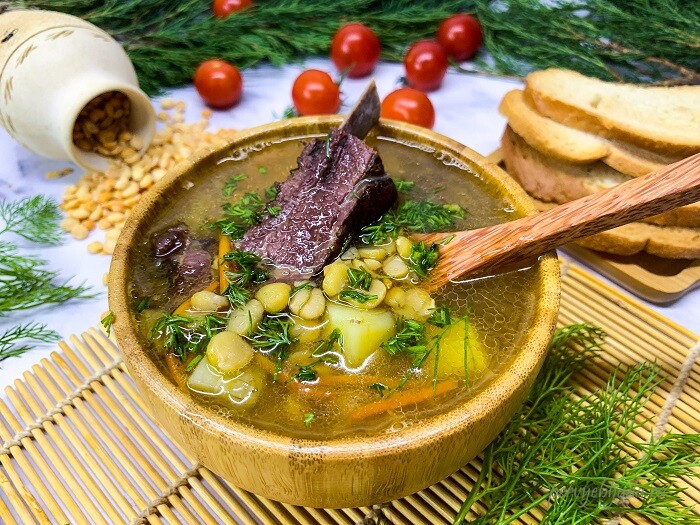 Густой гороховый суп с копчеными ребрышками — простой рецепт