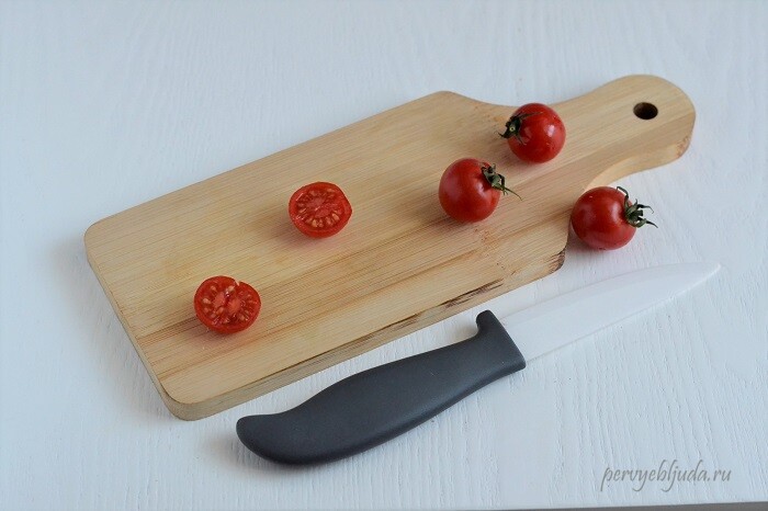 разрезаем помидоры черри