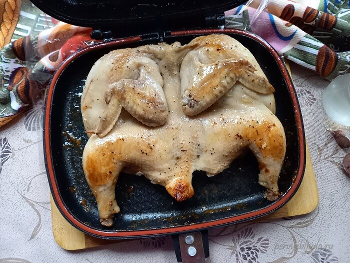 жарим цыпленка на двусторонней сковороде гриль