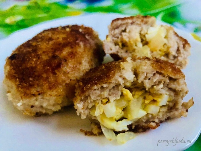 Вкусные мясные зразы с луком и рубленым яйцом — на сковороде