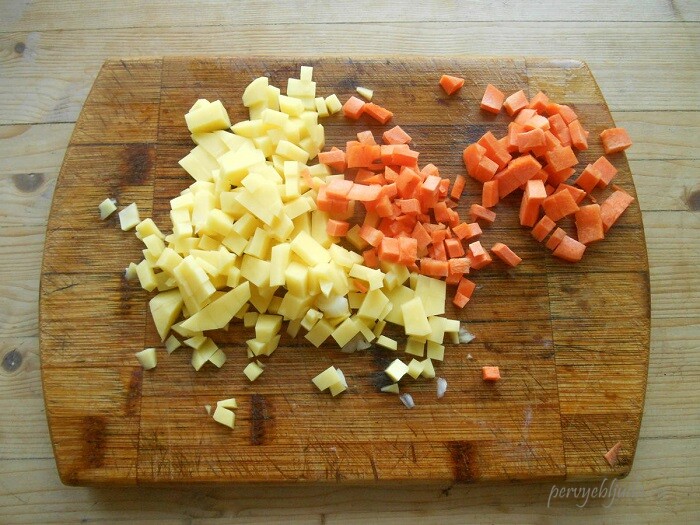 нарезаем овощи для супа