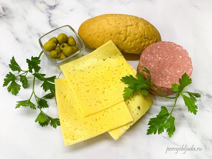 ингредиенты для канапе с салями и сыром