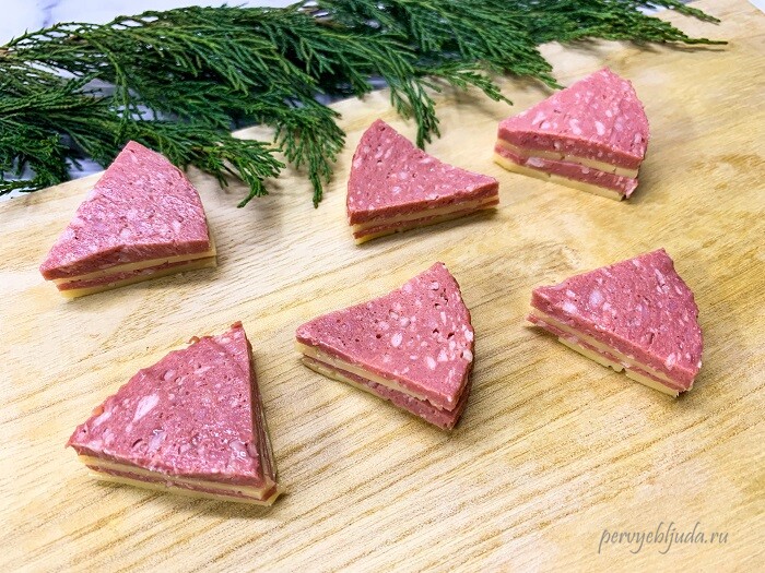 треугольнички из колбасы и сыра для канапе