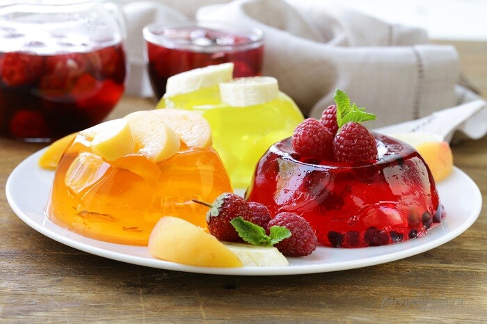 десерт из желе с фруктами
