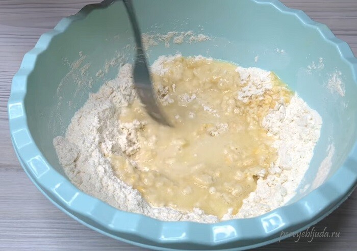 готовим тесто на воде для вареников с клубникой