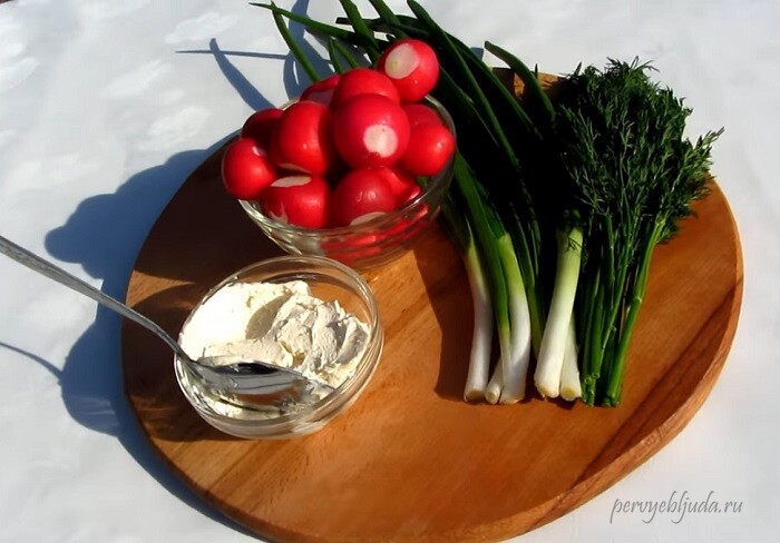 ингредиенты для салата из редиса со сметаной