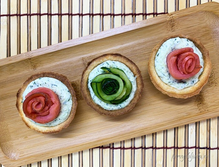 украшаем тарталетки с красной рыбой, огурцом и сливочным сыром