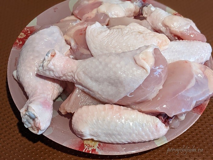 разделанная на кусочки тушка цыпленка