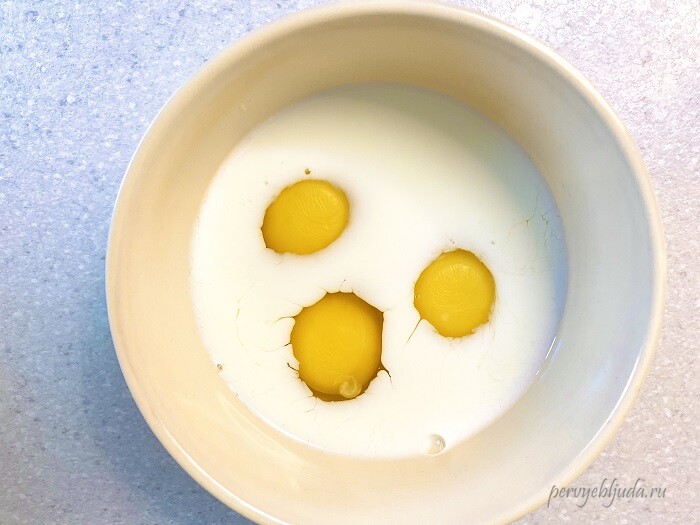яйца и молоко для фриттаты