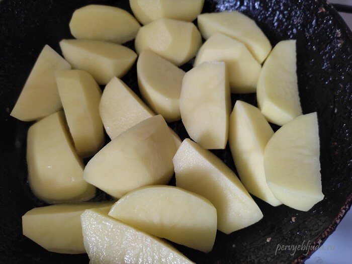 нарезаем крупно картофель