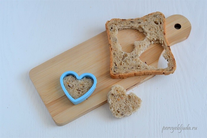 вырезаем сердечки из хлеба