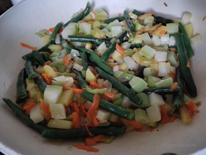перемешиваем овощи в сковороде