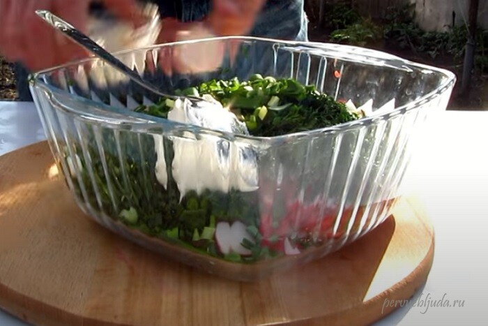 заправляем салат сметаной