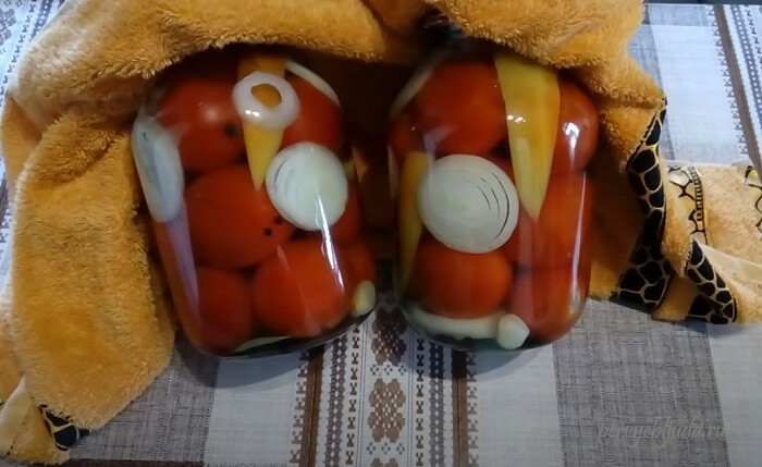 банки с маринованными помидорами с болгарским перцем