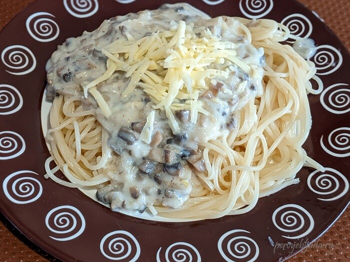 спагетти с грибным соусом на тарелке