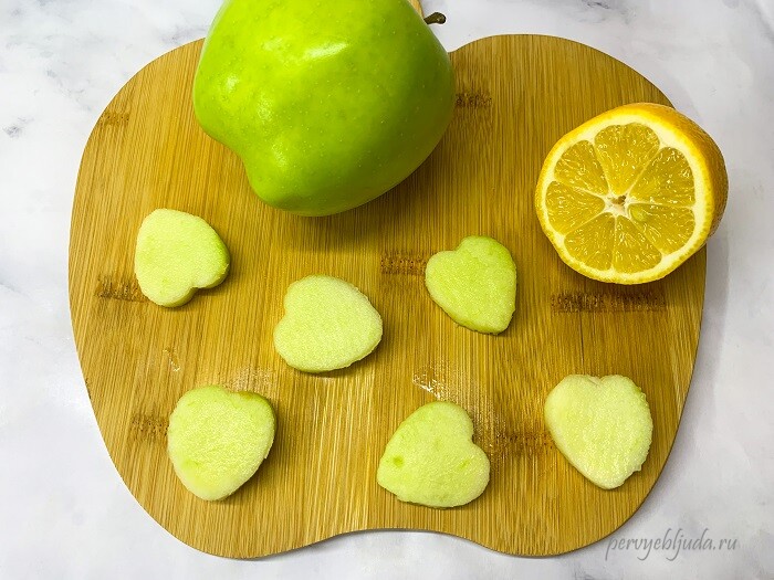 кусочки яблока для фруктового канапе ассорти на шпажках