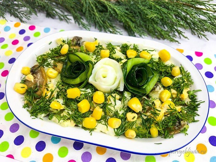 Нежный салат с шампиньонами, свежим огурцом и консервированной кукурузой