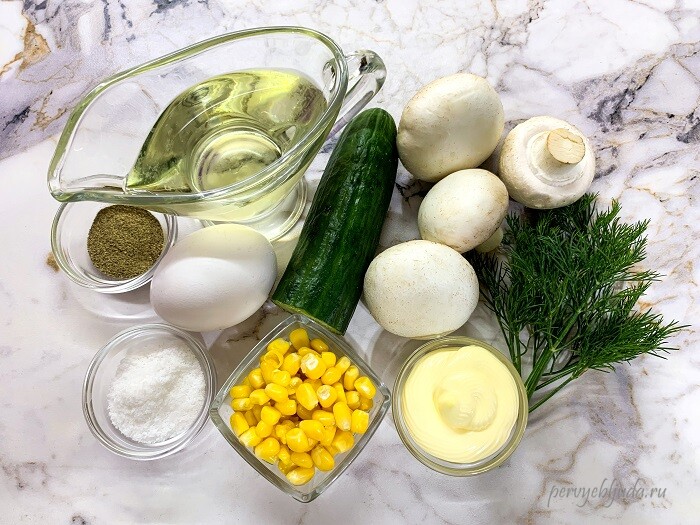 ингредиенты для салата с шампиньонами , огурцом и кукурузой