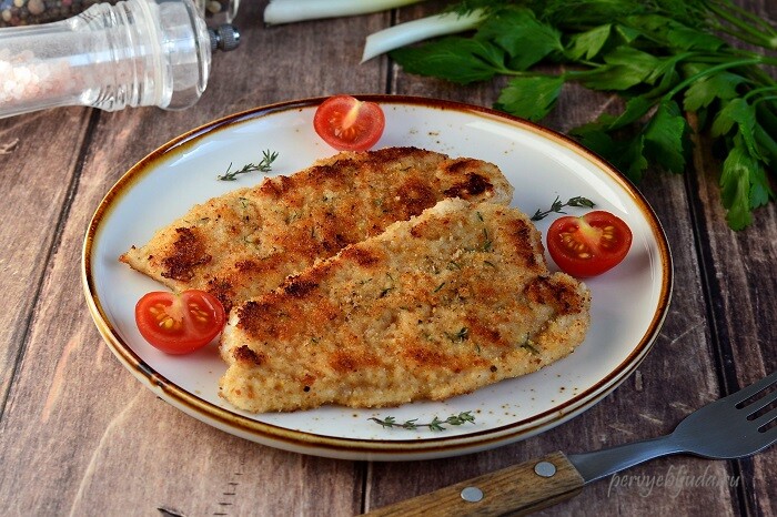 отбивные из индейки в панировочных сухарях. шницель из индейки с картофельным пюре. отбивные из индейки в панировочных сухарях. шницель с филе курицы. отбивные из индейки в панировочных сухарях.