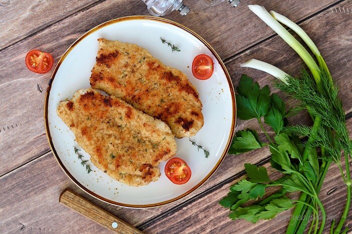 отбивные из индейки в панировочных сухарях. отбивные в кунжутной панировке. шницель куриный в панировке. отбивные из индейки в панировочных сухарях. шницель из гусиной грудки.