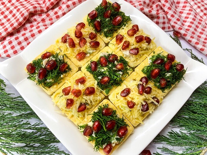 праздничные тарталетки с копченой курицей, сыром, огурцом и гранатом