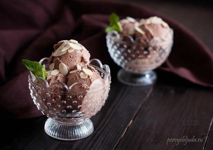 шоколадное мороженое в креманках