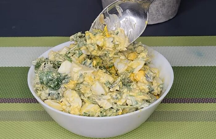 салат из крапивы с яйцом и зеленым луком