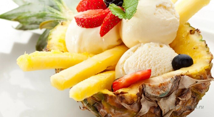 подача мороженого в ананасе