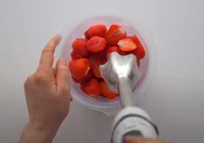 измельчаем ягоды