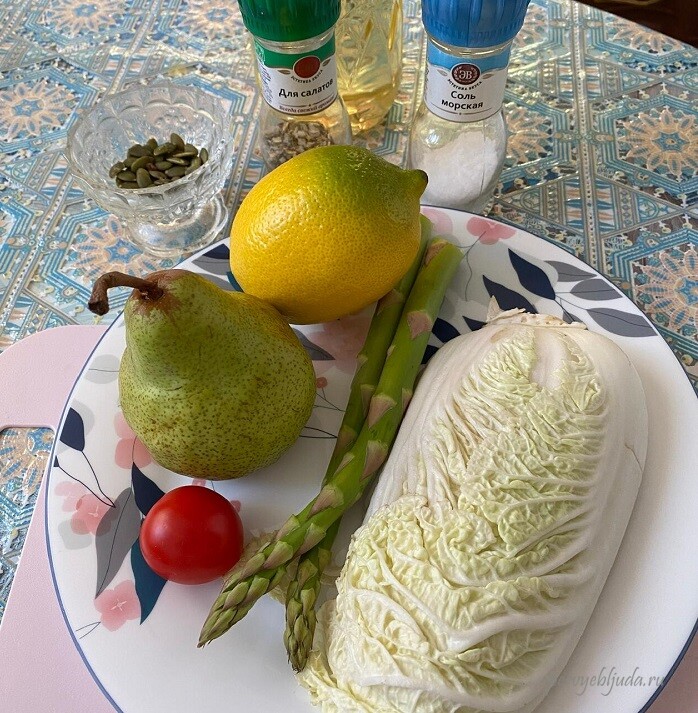 ингредиенты для салата с пекинской капустой грушей и спаржей