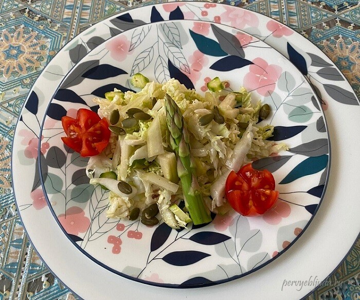 Диетический салат из пекинской капусты с грушей и спаржей