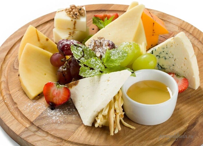 Сырная тарелка: как собрать, украсить и подать к праздничному столу