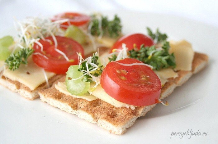 Полезный бутерброд с сыром и помидором на хлебцах