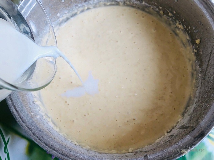 добавляем молоко в тесто