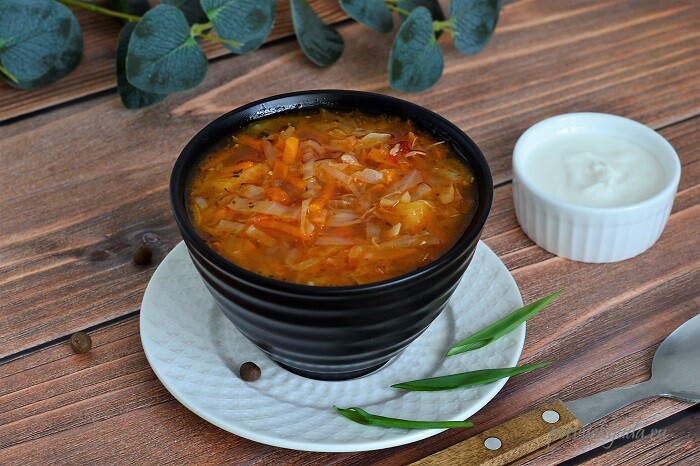 Суп на курином бульоне с капустой и томатной пастой: простой рецепт