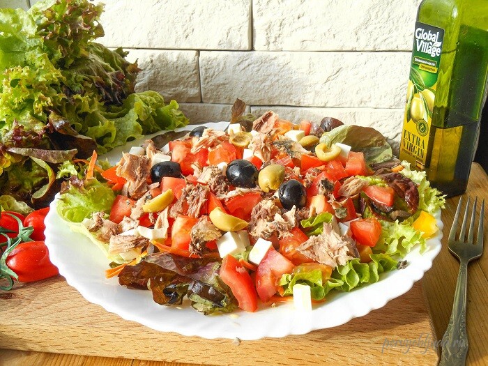 Салат с тунцом и овощами, легкий и диетический