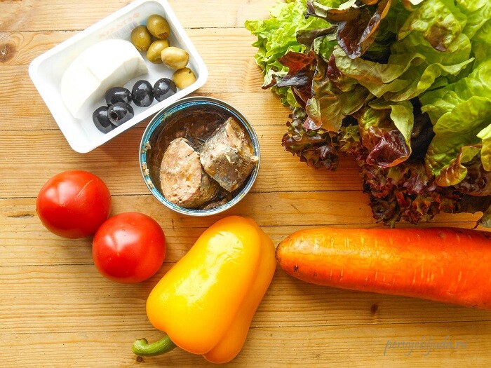 ингредиенты для салата с тунцом и овощами